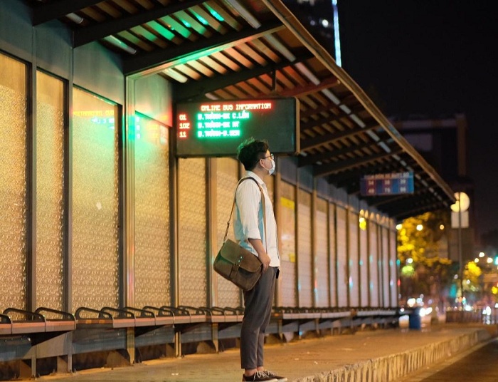 Ảnh vô tri đang đứng chờ xe bus