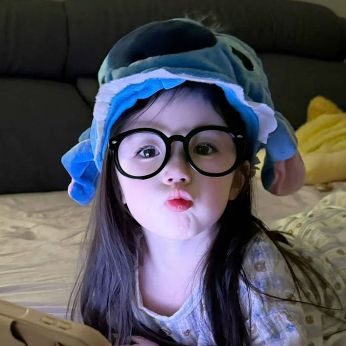 Avatar em bé đeo kính