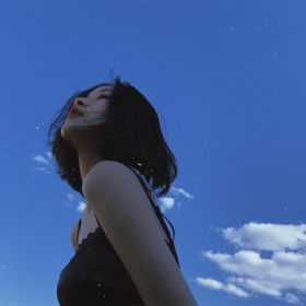 Avatar suy nữ đứng dưới bầu trời
