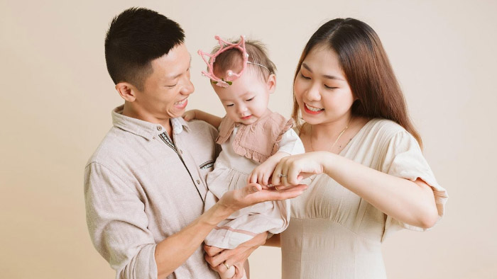 ảnh gia đình ôm nhau