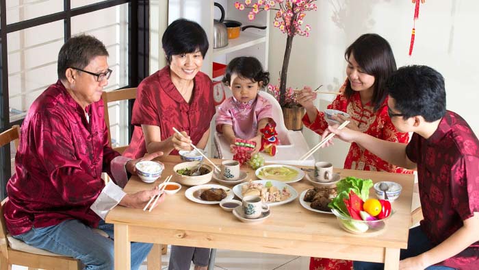 ảnh gia đình ăn uống