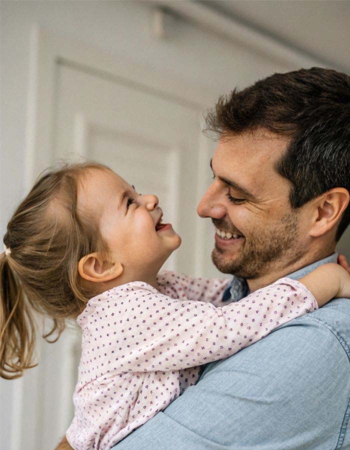 Hình ảnh bố và con hạnh phúc bên nhau