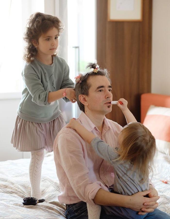Hình ảnh bố và con hạnh phúc bên nhau