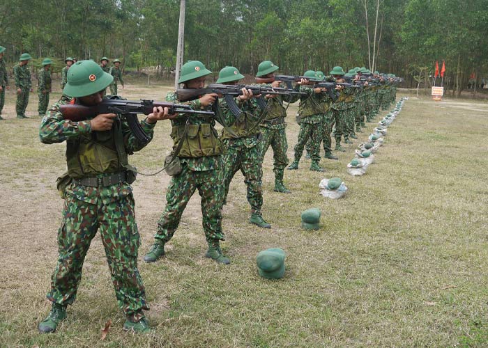 Bộ đội tập bắn trong điều kiện thời tiết khắc nghiệt
