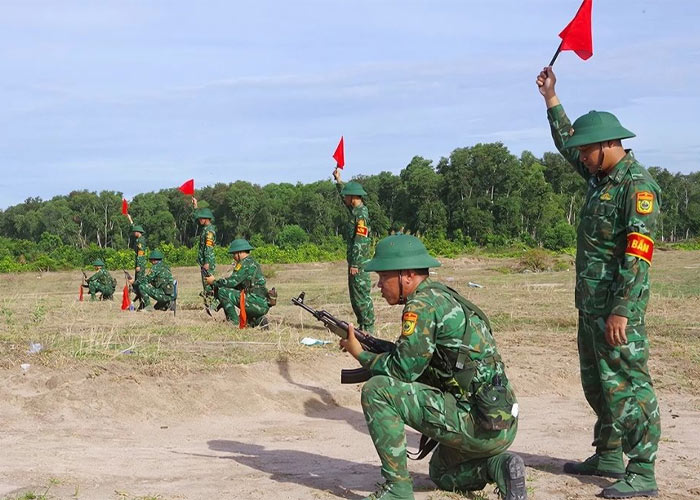Ảnh chú bộ đội cầm súng luyện tập ở thao trường