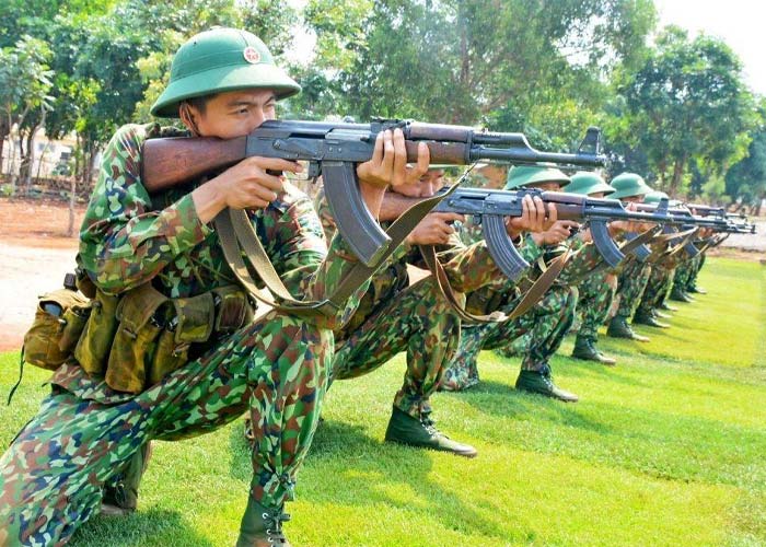 Chú bộ đội luyện tập bắn súng trong ngày nắng