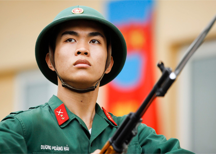 Nét đẹp của sự cống hiến, ảnh chú bộ đội đứng gác không quản ngày đêm.