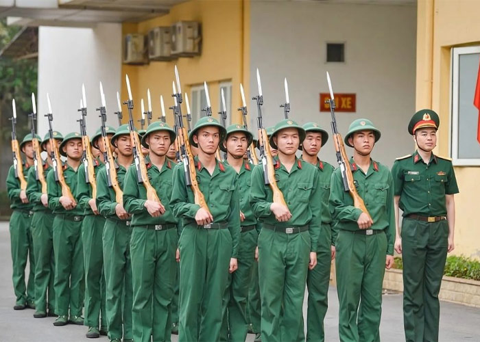 Ảnh chú bộ đội đứng gác cùng đồng đội, tình đồng chí keo sơn.