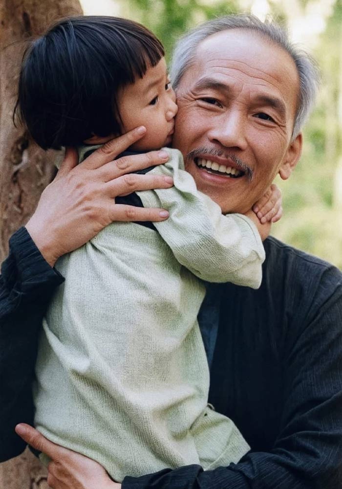 Bác Hồ bế cháu