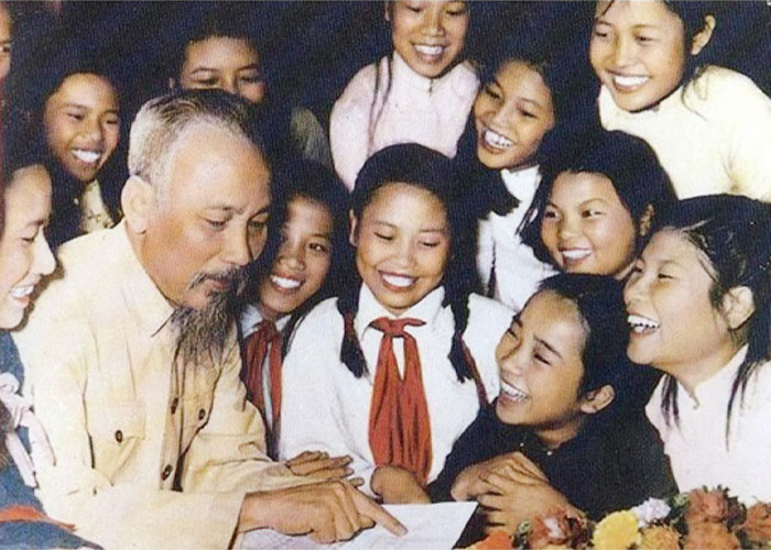 Bác Hồ hỏi thăm thiếu nhi