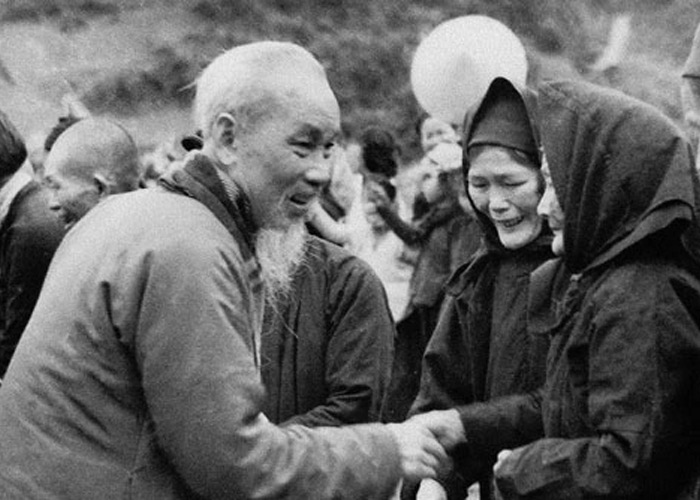 Bác Hồ thăm các đơn vị dân quân