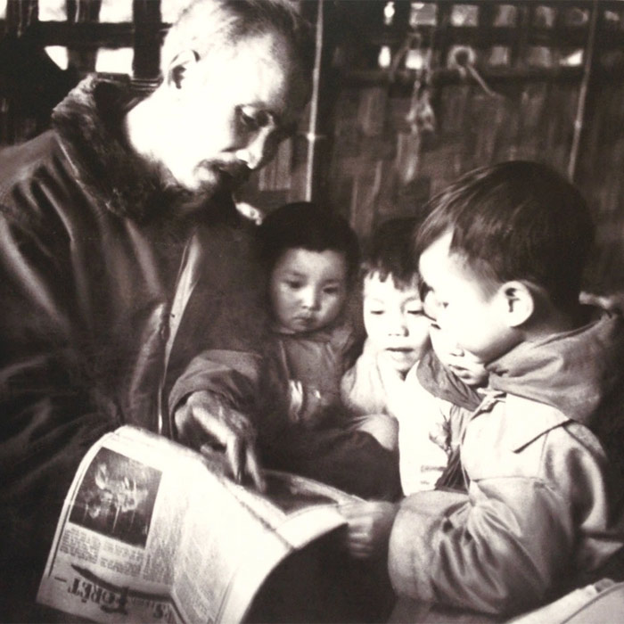Bác Hồ thăm nhà trẻ