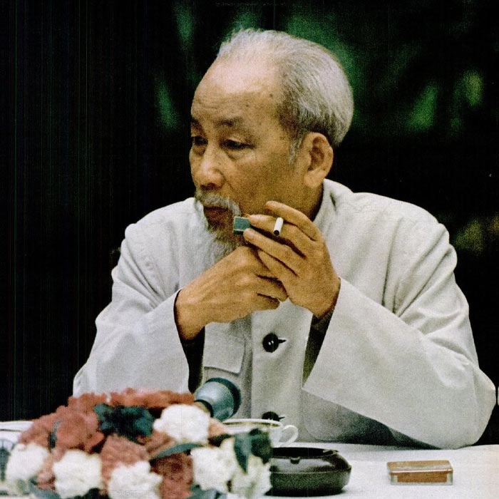 Bác Hồ trên đường công tác