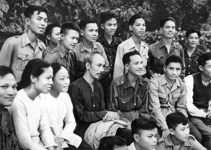 Bác Hồ với anh hùng lao động