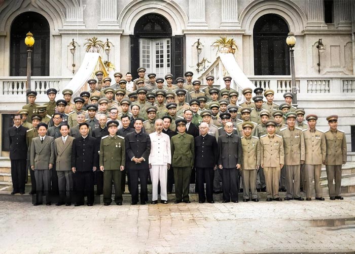 Bác Hồ với bà con dân tộc