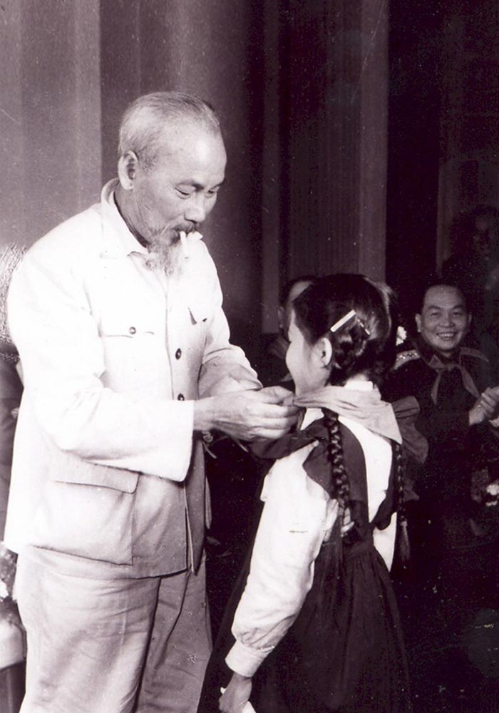 Bác Hồ với các em bé