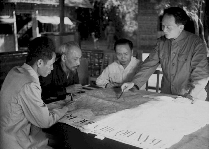 Bác Hồ với đại biểu quốc tế làm việc tại việt bắc
