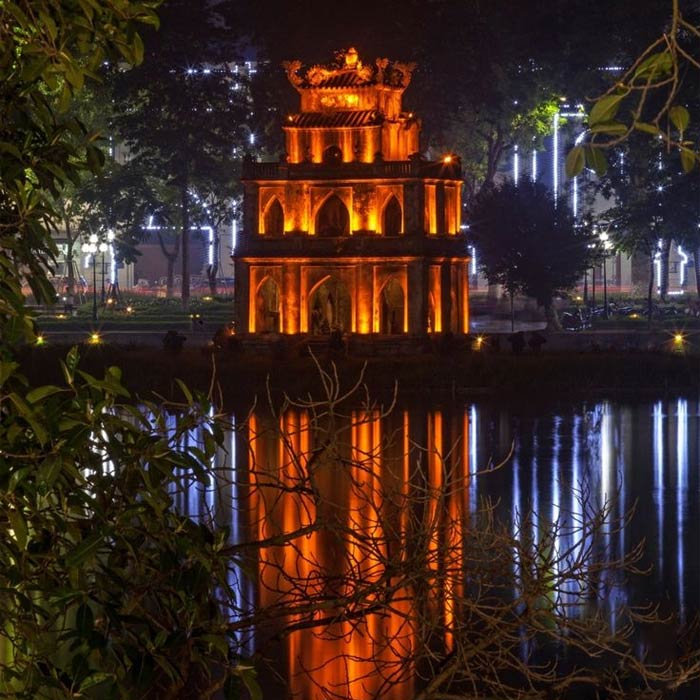 Bầu trời đêm trên Hồ Gươm