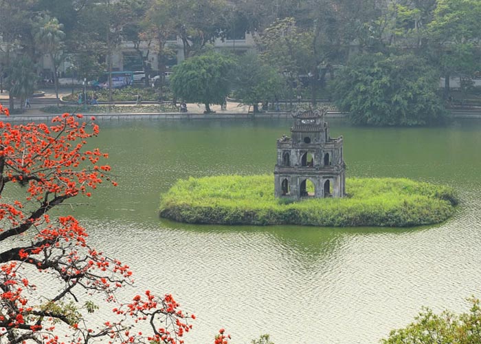 Bầu trời trong xanh buổi sớm trên hồ gươm