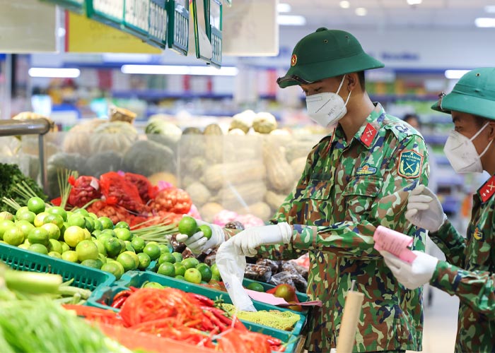 Bộ đội đi chợ giúp dân