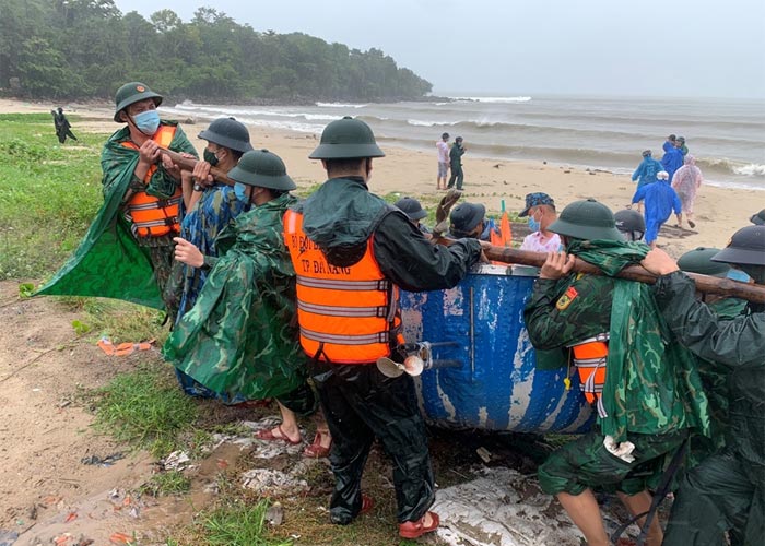 Bộ đội giúp dân chống lũ