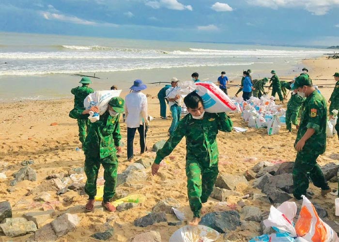 Bộ đội giúp dân dọn dẹp