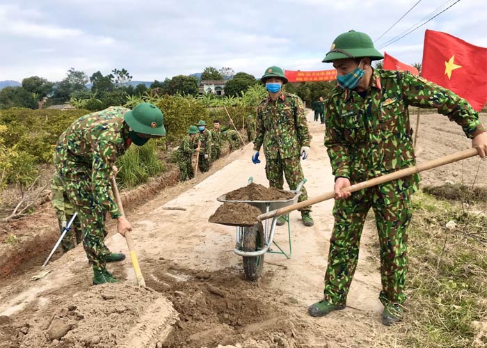Bộ đội giúp dân làm đường
