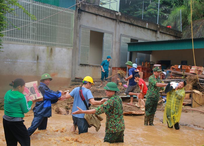 Bộ đội tiếp tế đồ ăn cho dân vùng lũ