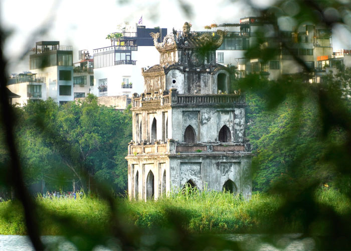 Cây xanh ven hồ gươm