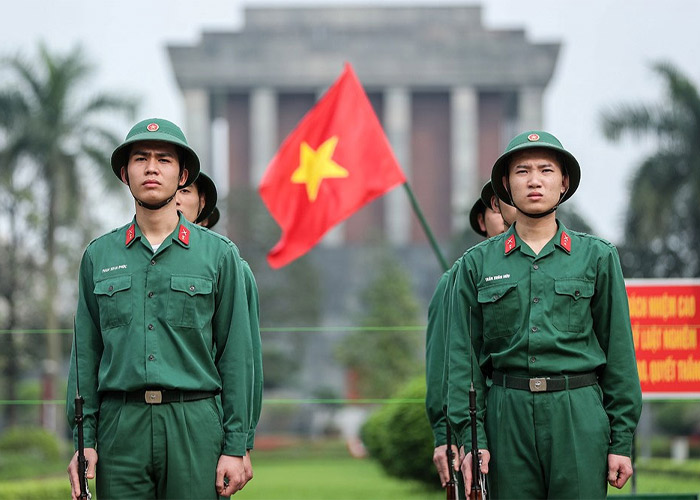 Trách nhiệm cao cả, ảnh chú bộ đội đứng gác tại Lăng Bác.