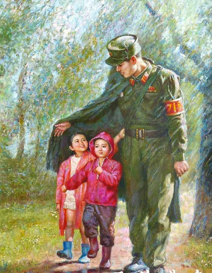 Chú bộ đội trong mưa lấy tà áo che cho các em nhỏ