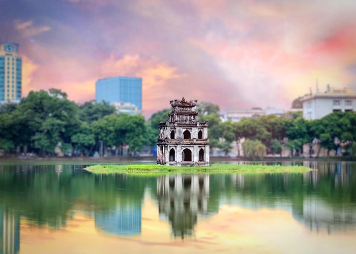 Hàng cây ven hồ vào sáng sớm