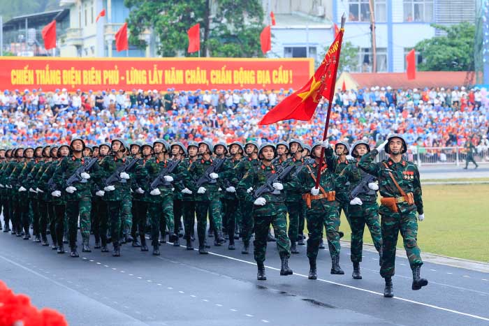 Hình ảnh diễu binh lễ hội