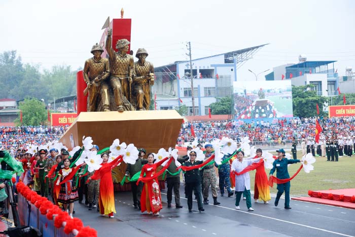 Hình ảnh diễu binh nghiêm trang