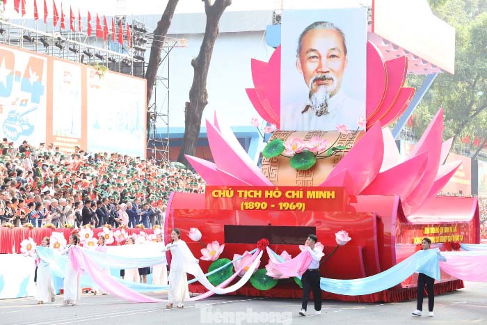 Hình ảnh diễu binh