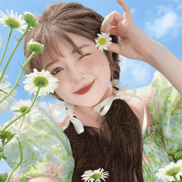 Hình ảnh gái cute với biểu cảm tự nhiên và năng lượng tích cực