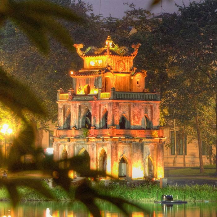 Hồ Gươm đêm mưa