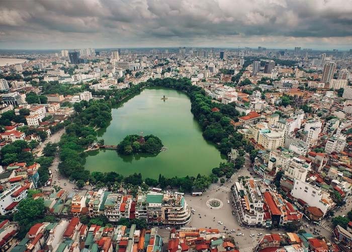 Hồ Gươm và những tòa nhà cao tầng