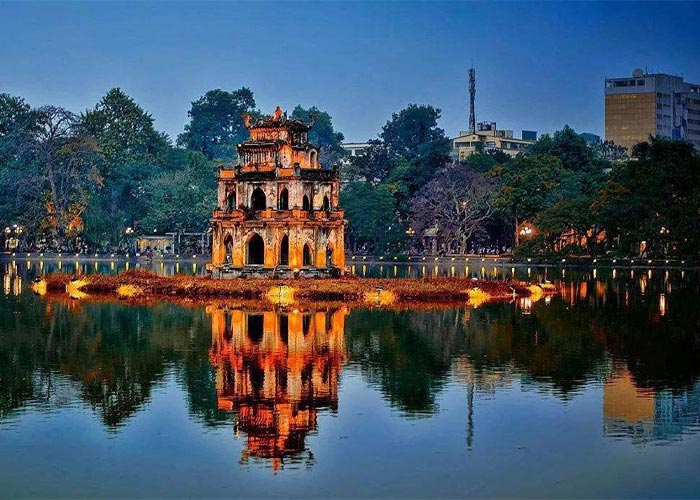 Hồ Gươm và phố đi bộ