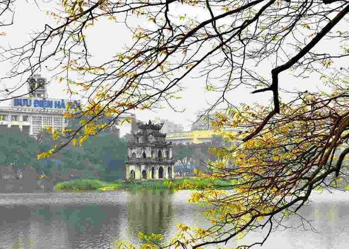 Nắng len qua tán lá trên hồ Gươm