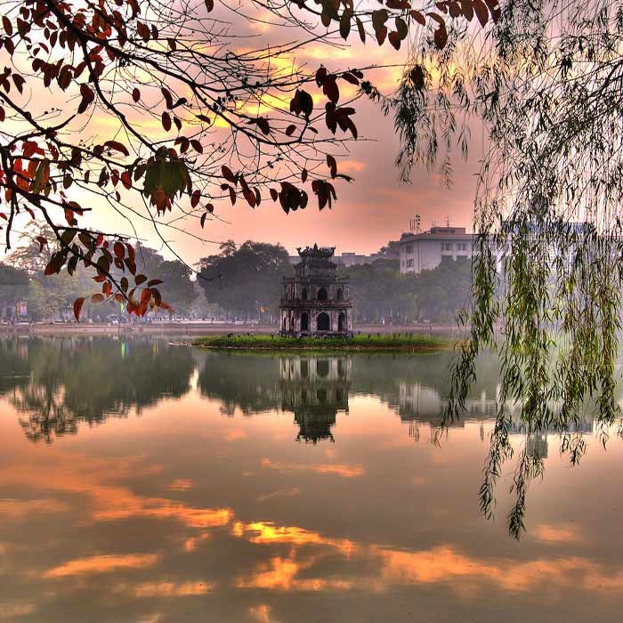 Nắng sớm ven hồ Gươm