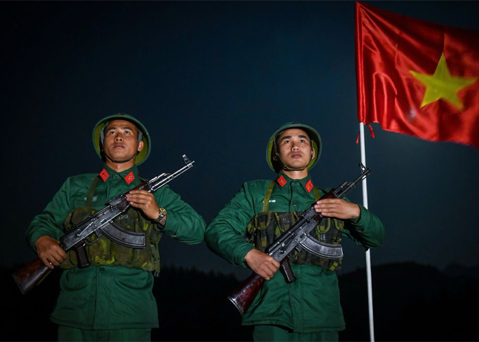 Thức trắng đêm, ảnh chú bộ đội đứng gác giữa sương đêm.