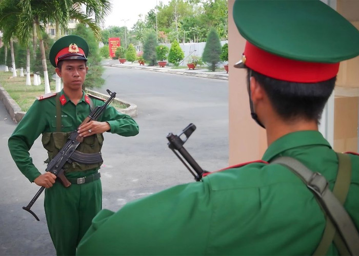 Ảnh chú bộ đội đứng gác: Lòng yêu nước được thể hiện qua hành động.