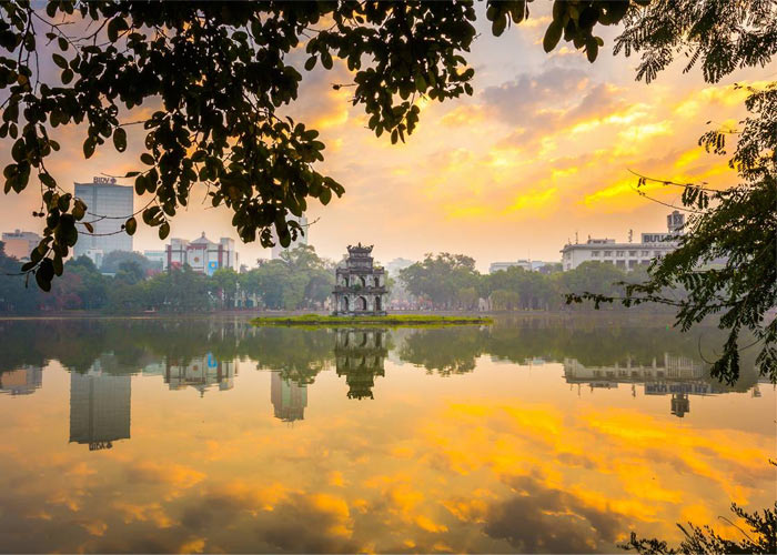 Thể dục sáng Hồ Gươm