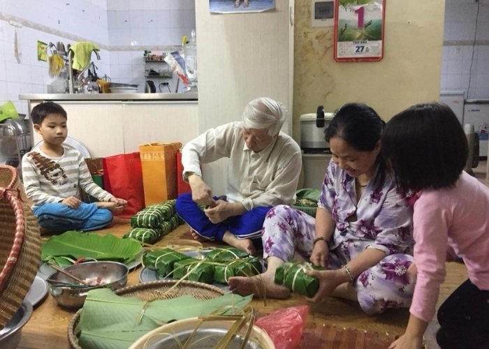 Ảnh bác Trọng gói bánh chưng ngày Tết truyền thống