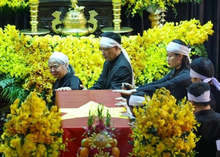 Hình ảnh lễ viếng bác Trọng, nơi đồng bào và cán bộ thể hiện sự kính trọng