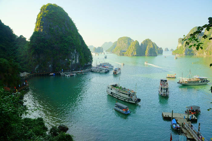 Vịnh Hạ Long nằm ở phía Bắc Việt Nam, thuộc tỉnh Quảng Ninh