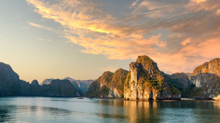 Ảnh vịnh Hạ Long với mây trôi