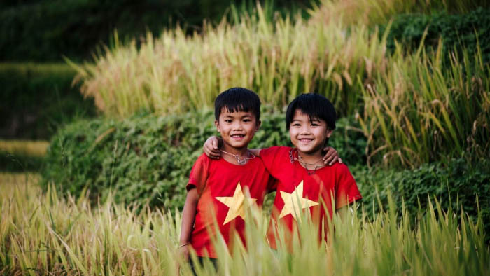 Hình ảnh quê hương với chiếc thuyền nhỏ