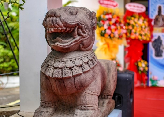 Hình sư tử đá trong kiến trúc đình chùa, lăng tẩm, cung điện